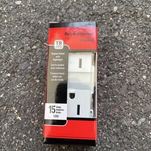 NEW Pass Seymour NTL885TR-WCC6 OUTLET Tamper Resist 15A/125V Night Light /white